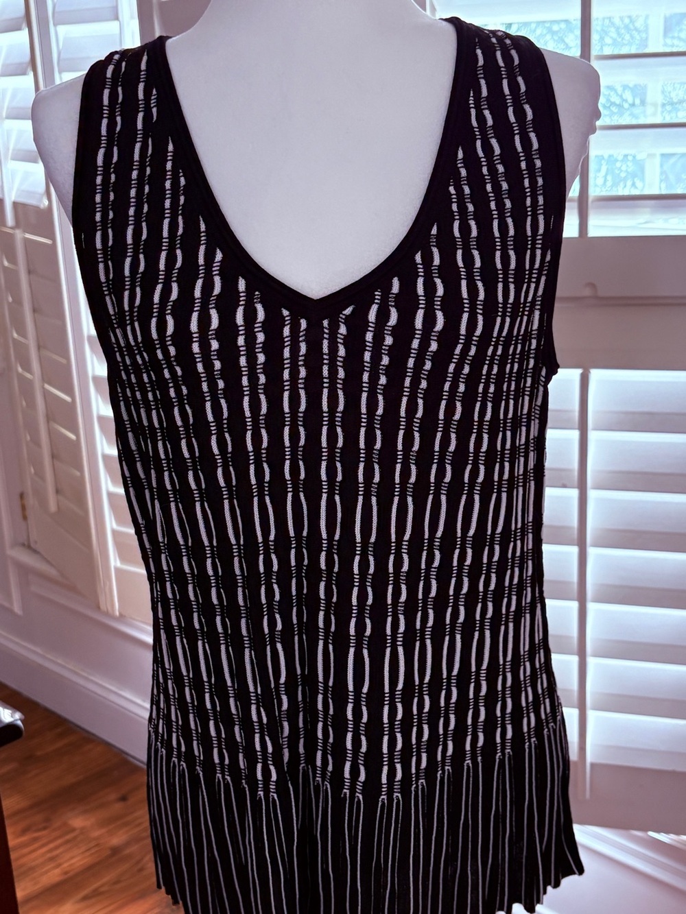 White House Black Market Black & White Textured V-Neck Tank